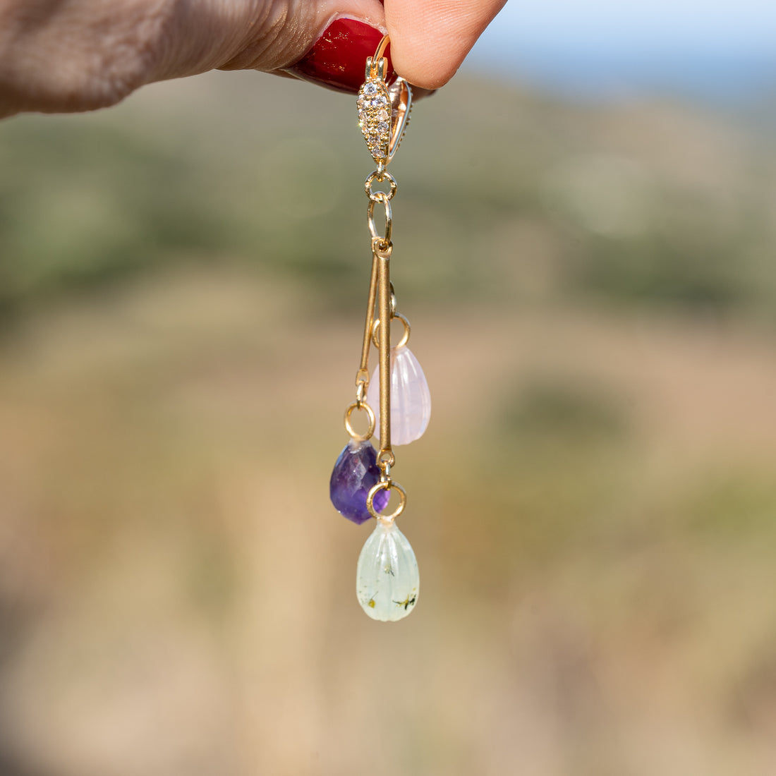 Créoles triangle en laiton plaqué or 18k et zirconium de 17 mm ( la paire )