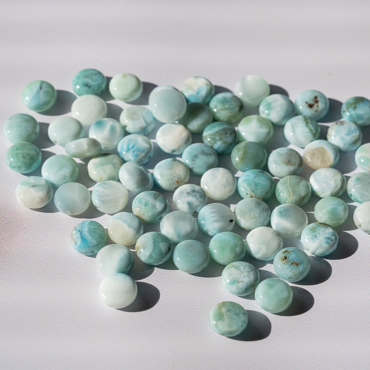 Perles rondes plates lisses de Larimar de 10 mm ( lot de 2 perles )