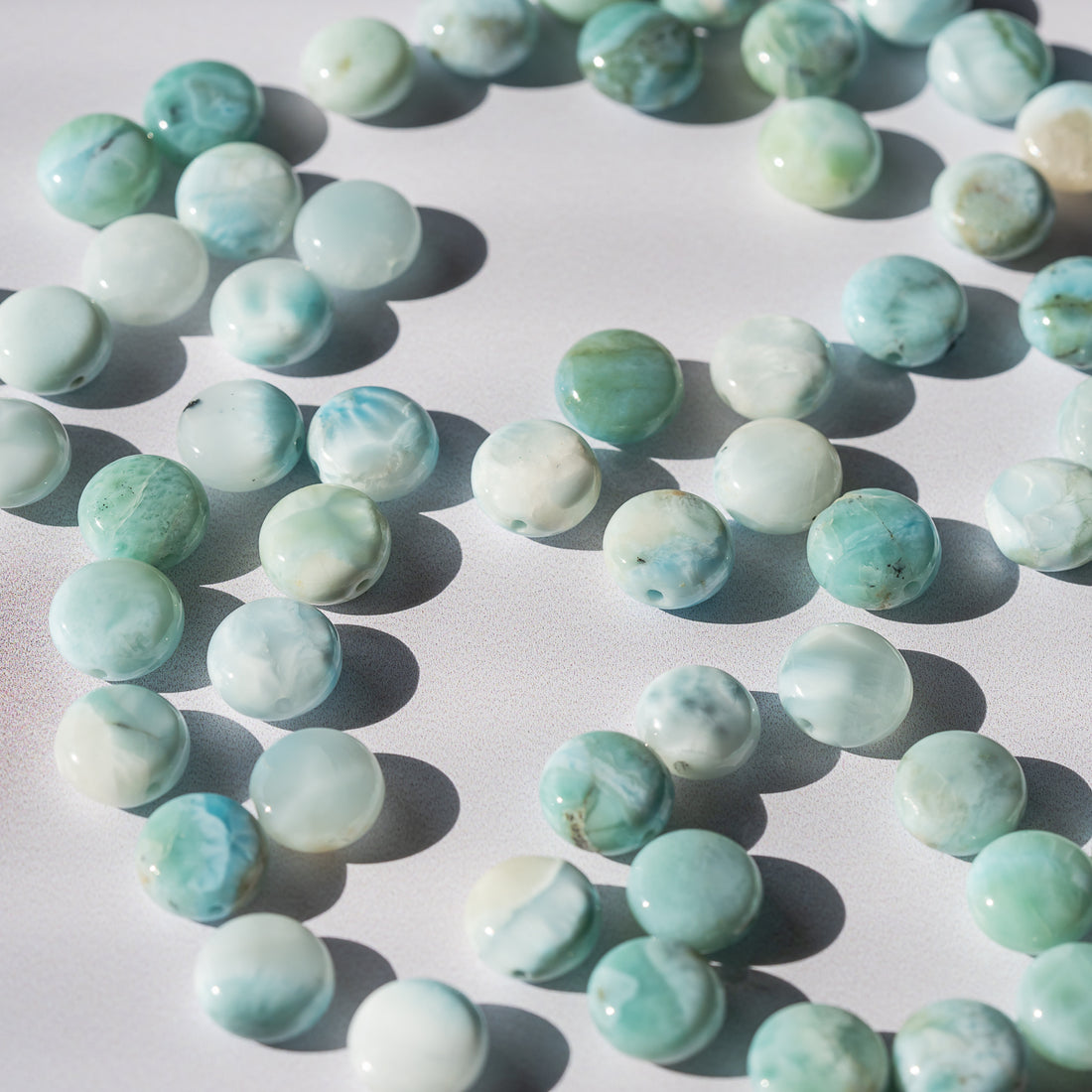 Perles rondes plates de Larimar de 10 mm ( lot de 2 perles )