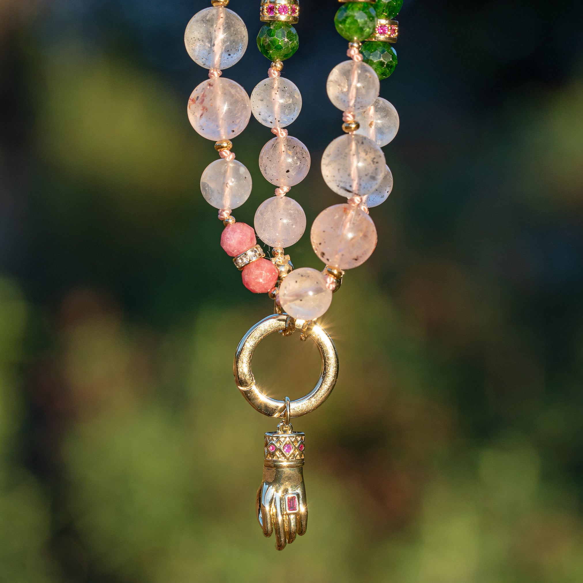 Collier noué &quot; ouverture &quot; en Diopside chrome, Rhodonite, Quartz à Diospide et laiton plaqué or 18k de 51 cm