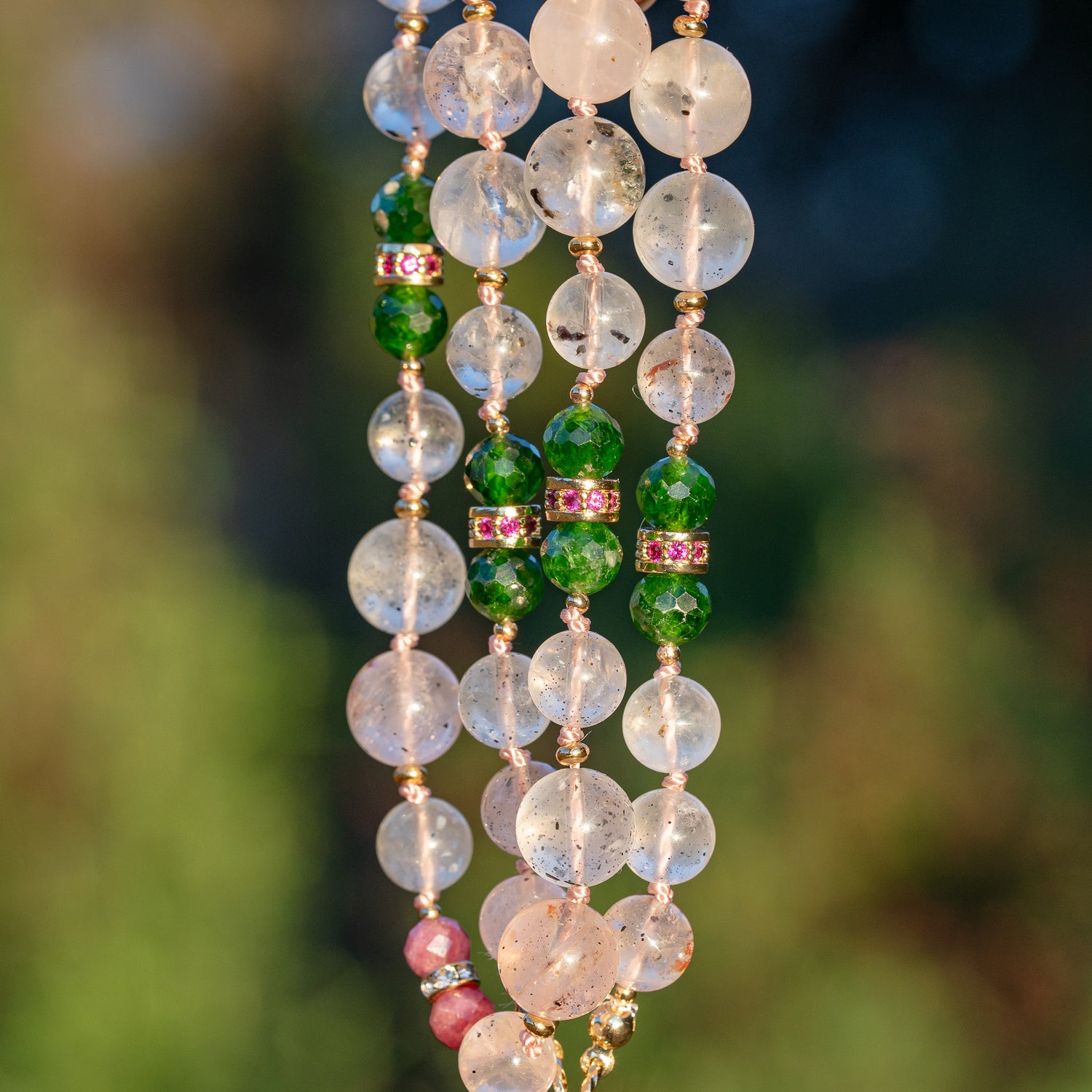 Collier noué &quot; ouverture &quot; en Diopside chrome, Rhodonite, Quartz à Diospide et laiton plaqué or 18k de 51 cm