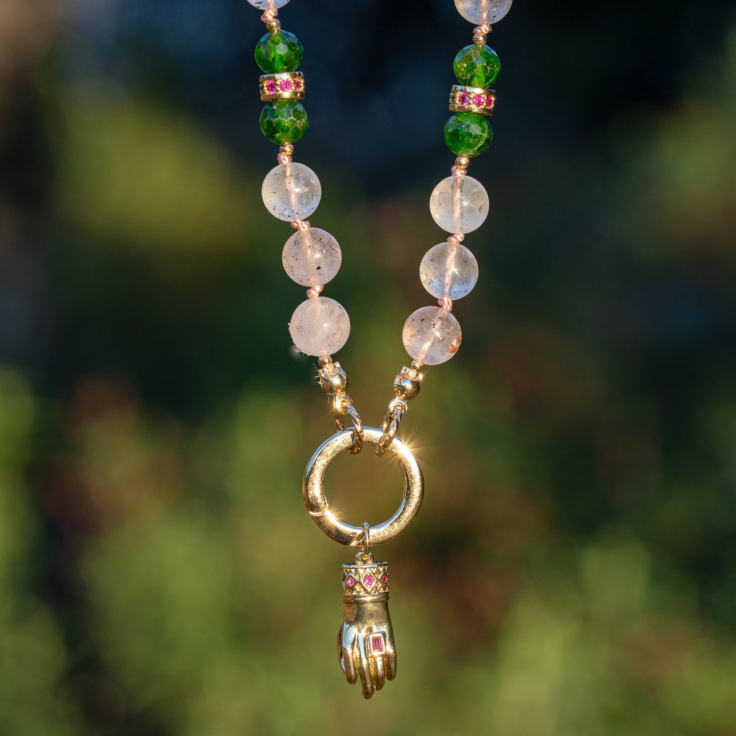 Collier noué &quot; ouverture &quot; en Diopside chrome, Rhodonite, Quartz à Diospide et laiton plaqué or 18k de 51 cm