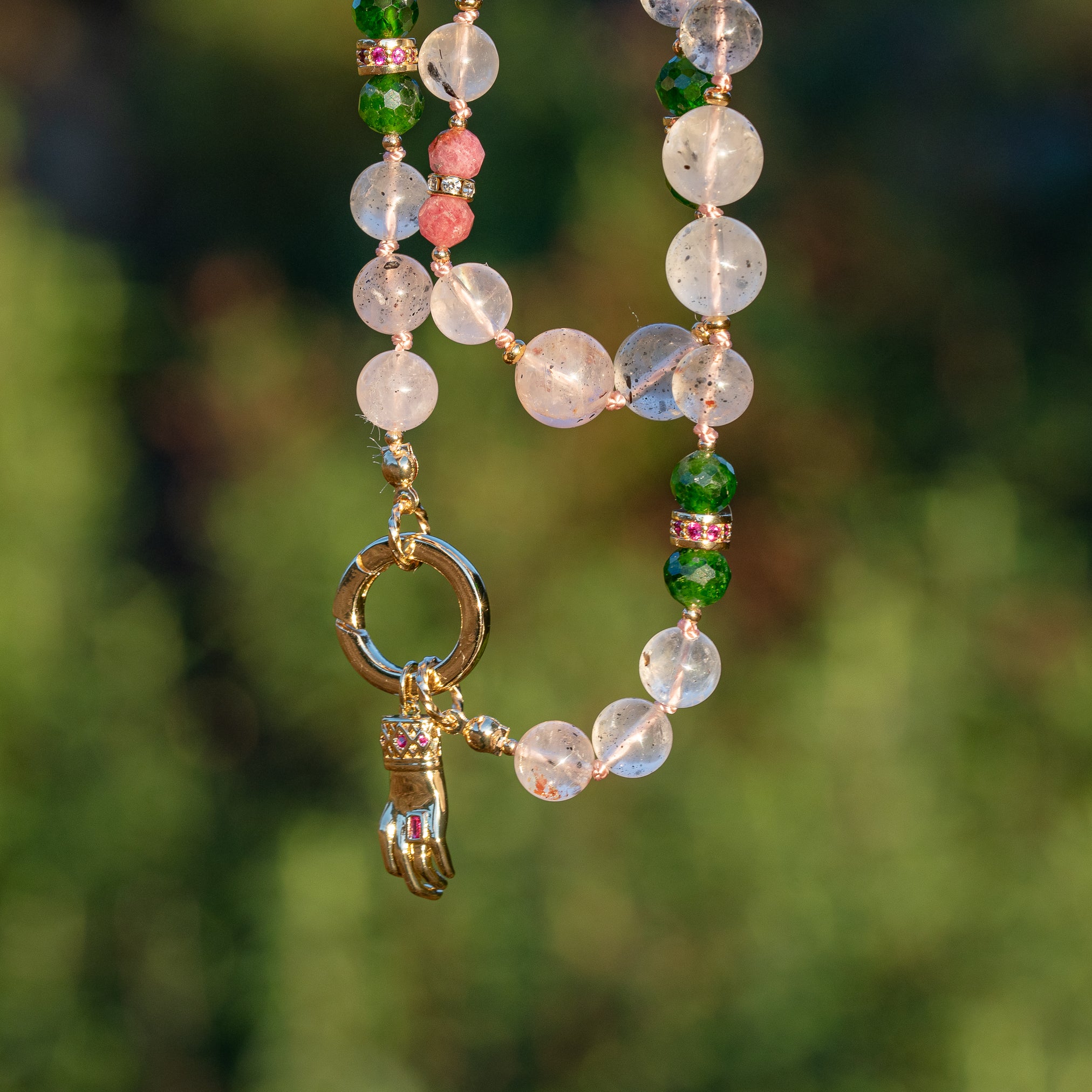 Collier noué &quot; ouverture &quot; en Diopside chrome, Rhodonite, Quartz à Diospide et laiton plaqué or 18k de 51 cm