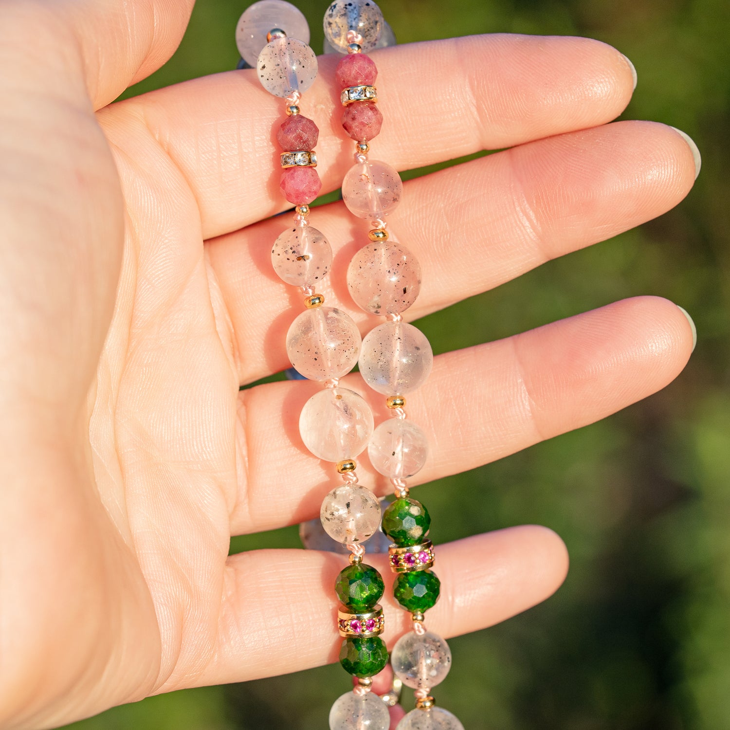 Collier noué &quot; ouverture &quot; en Diopside chrome, Rhodonite, Quartz à Diospide et laiton plaqué or 18k de 51 cm