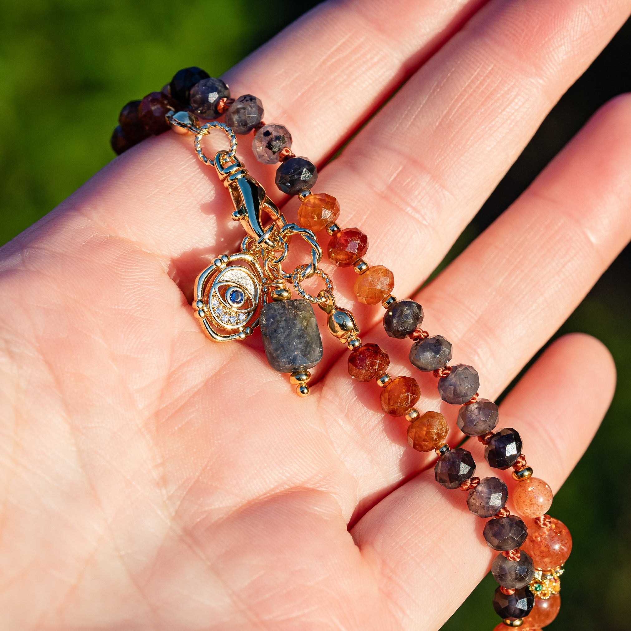 Collier noué &quot; automne &quot; en Iolite 💙 Pierre de soleil, Grenat hessonite 🧡 et laiton plaqué or 18k