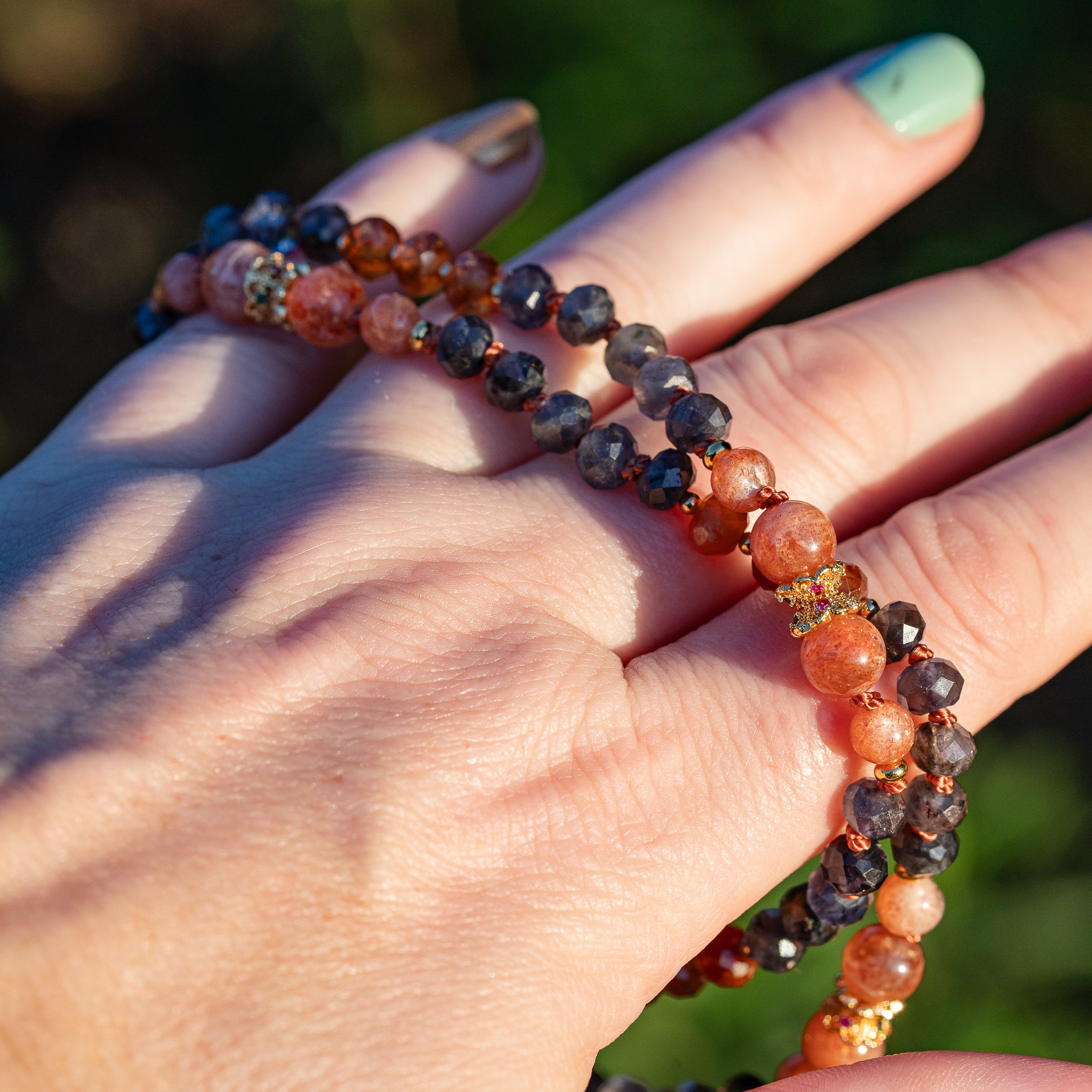 Collier noué &quot; automne &quot; en Iolite 💙 Pierre de soleil, Grenat hessonite 🧡 et laiton plaqué or 18k