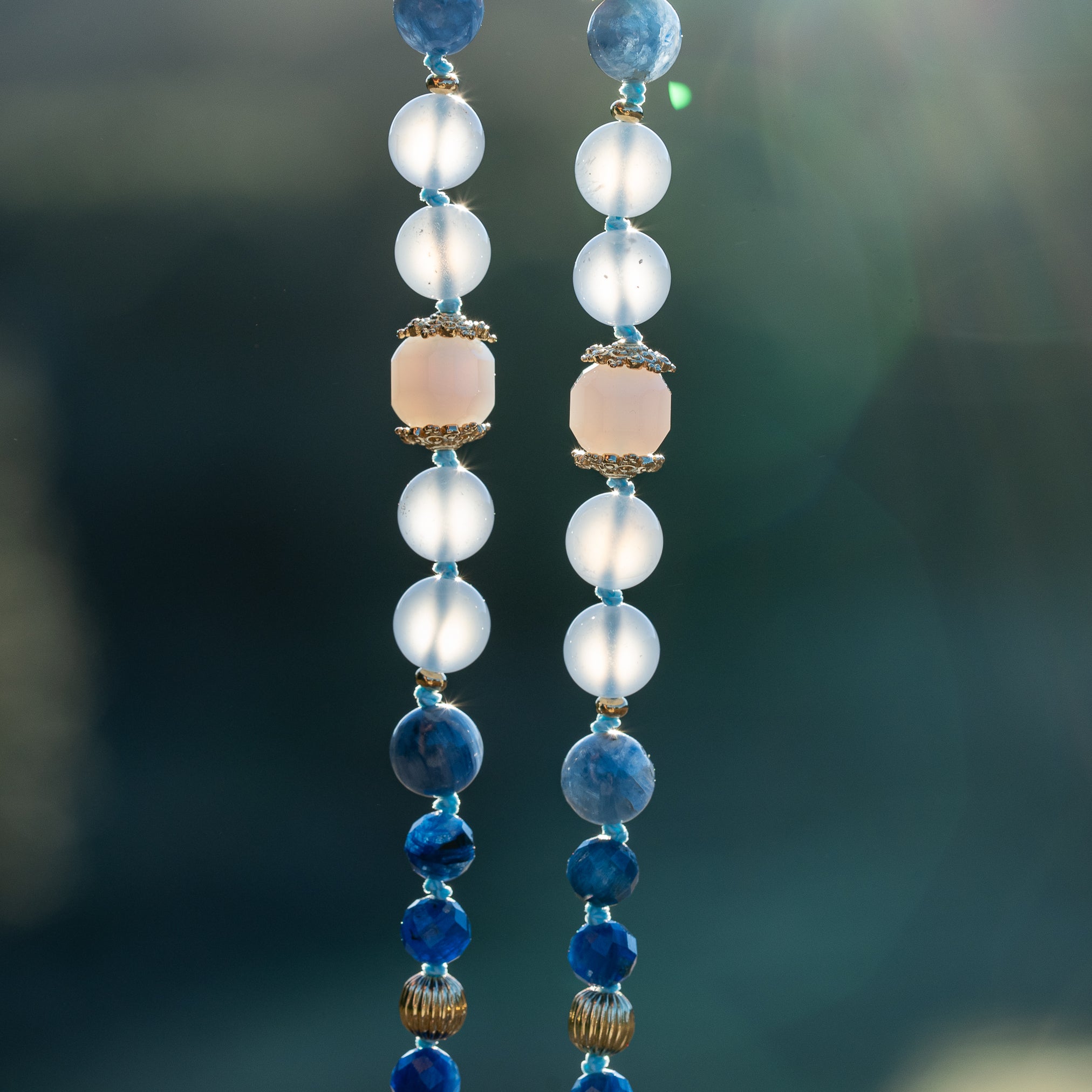 Collier noué &quot; blue &quot; en Calcédoine bleue, Cyanite et laiton plaqué or 18k de 48 cm