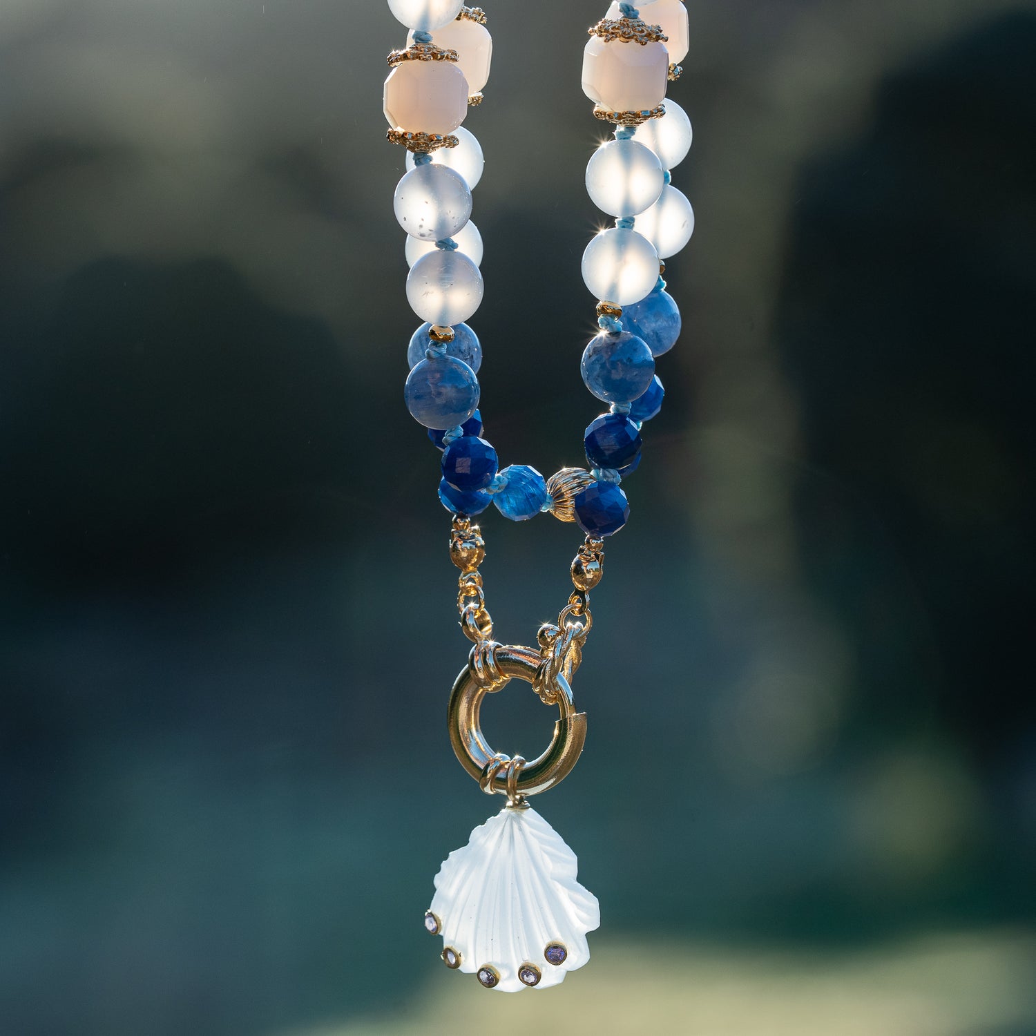 Collier noué &quot; blue &quot; en Calcédoine bleue, Cyanite et laiton plaqué or 18k de 48 cm