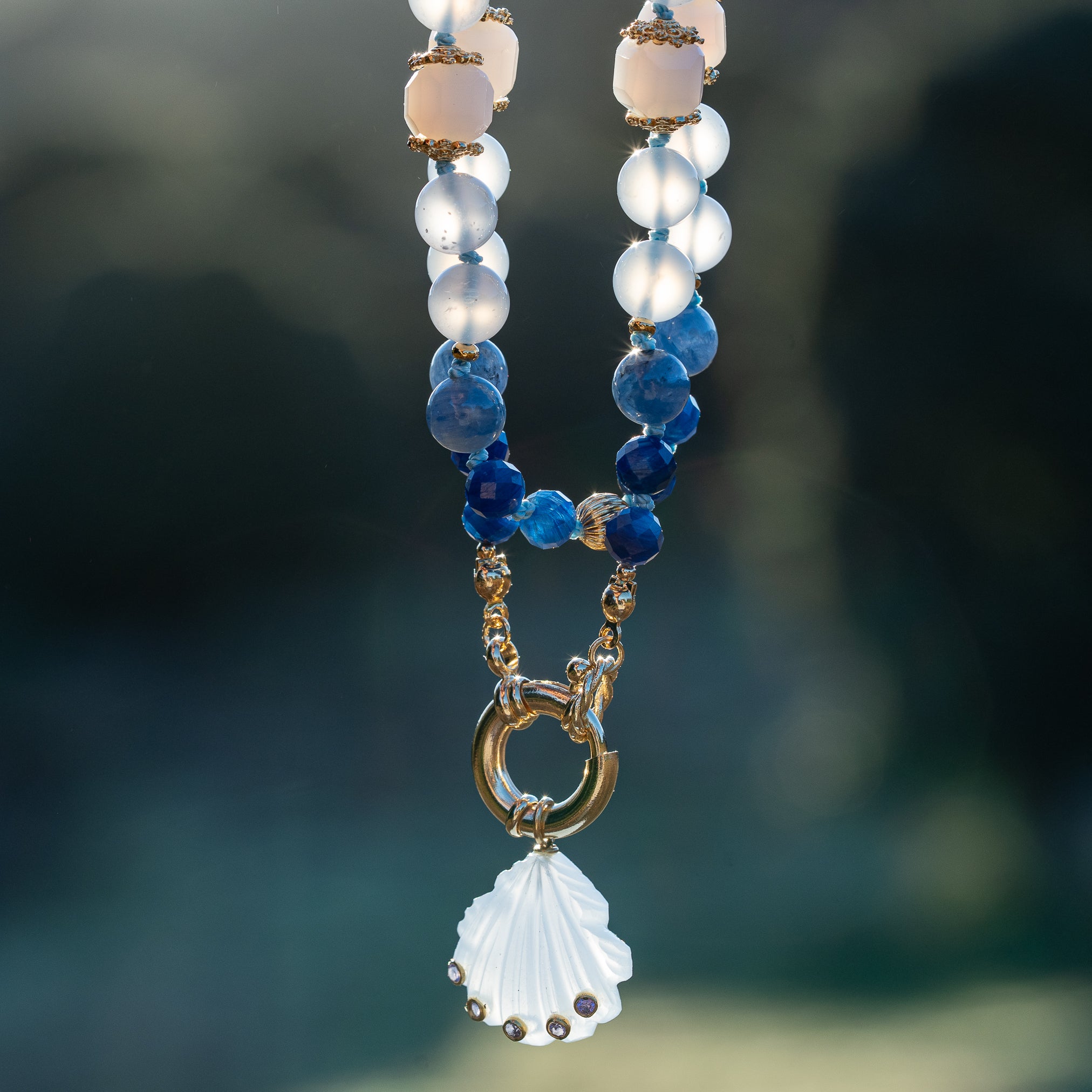 Collier noué &quot; blue &quot; en Calcédoine bleue, Cyanite et laiton plaqué or 18k de 48 cm