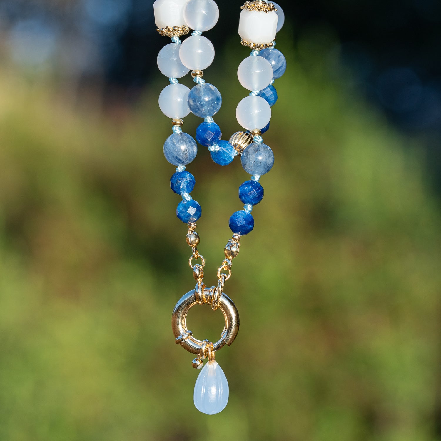 Collier noué &quot; blue &quot; en Calcédoine bleue, Cyanite et laiton plaqué or 18k de 48 cm