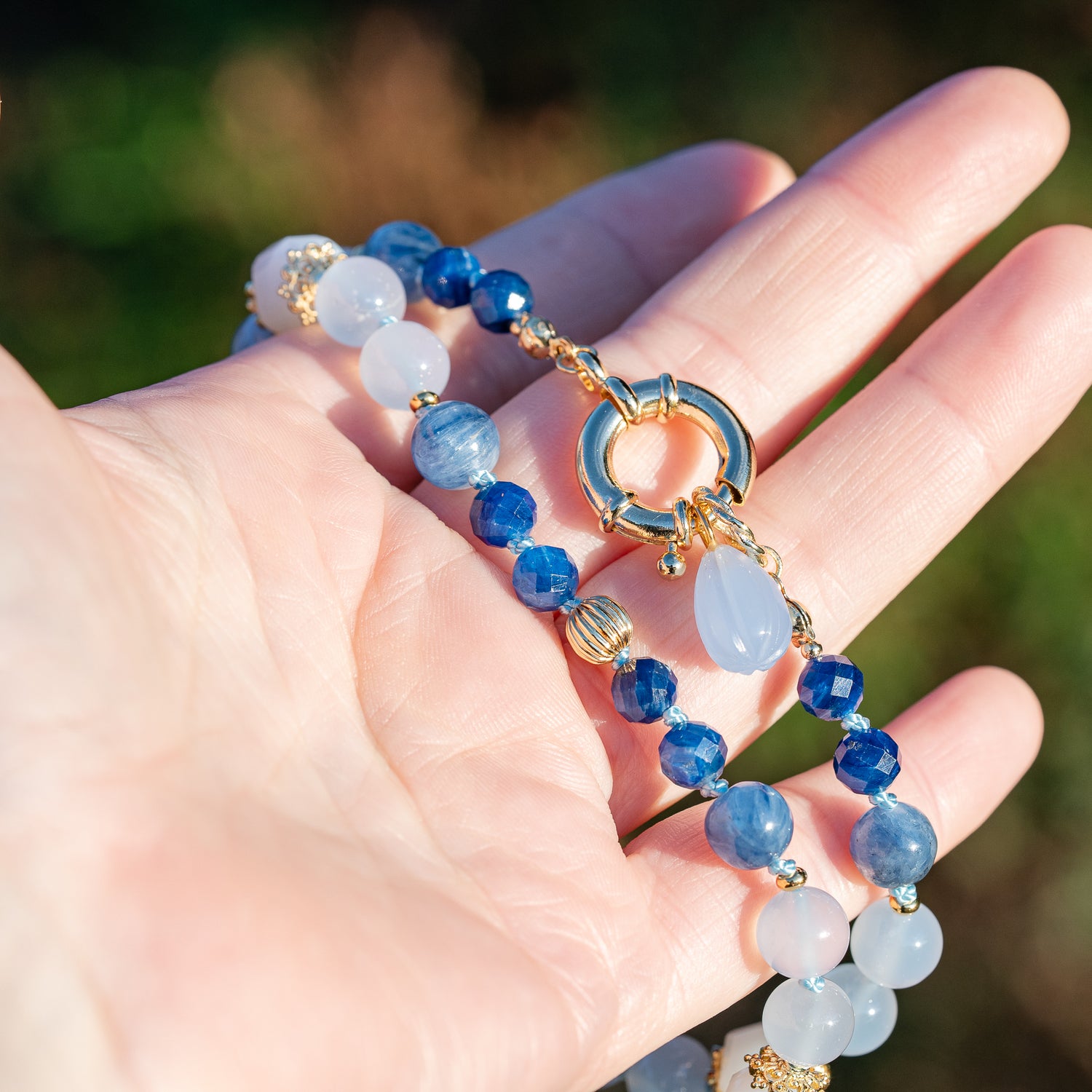 Collier noué &quot; blue &quot; en Calcédoine bleue, Cyanite et laiton plaqué or 18k de 48 cm