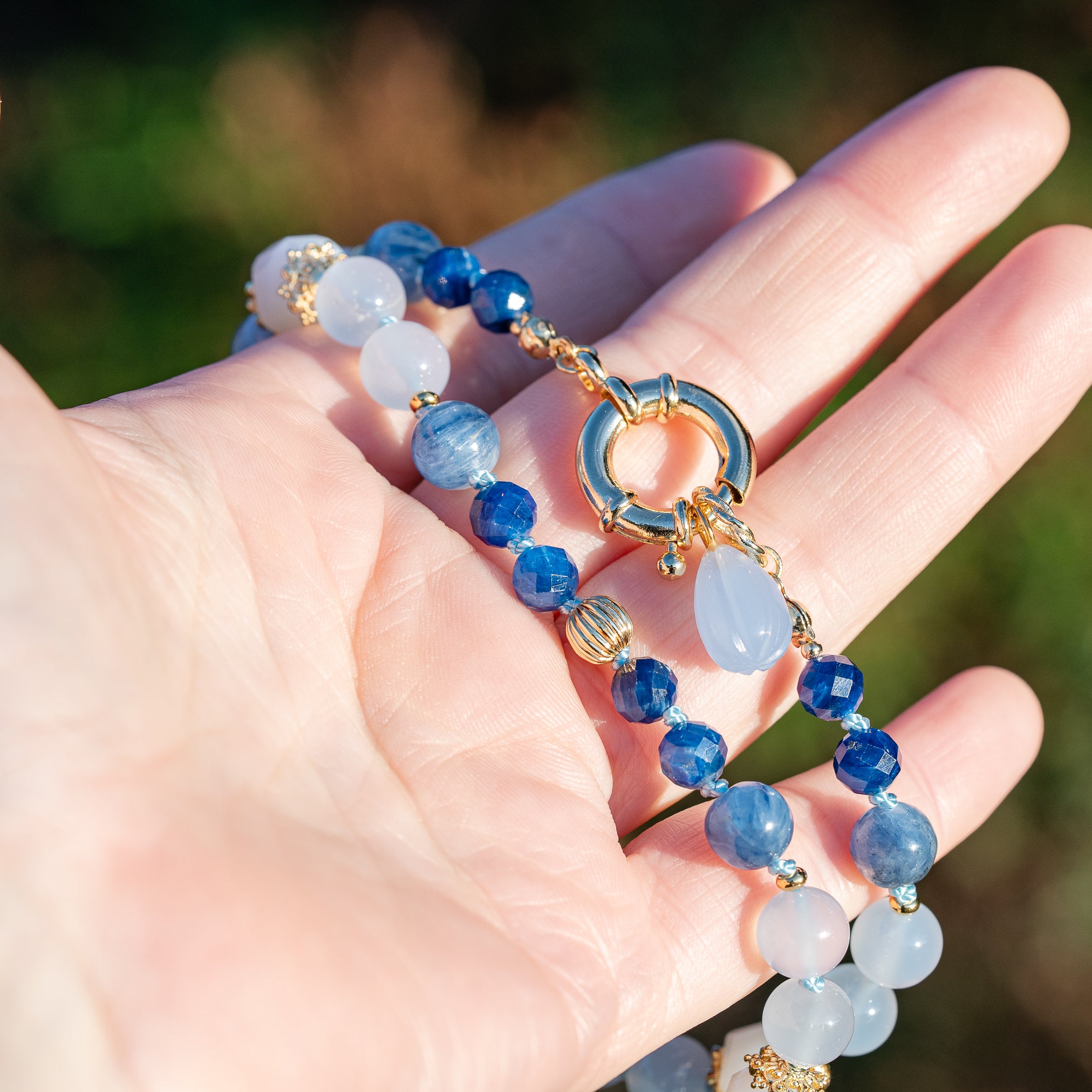 Collier noué &quot; blue &quot; en Calcédoine bleue, Cyanite et laiton plaqué or 18k de 48 cm