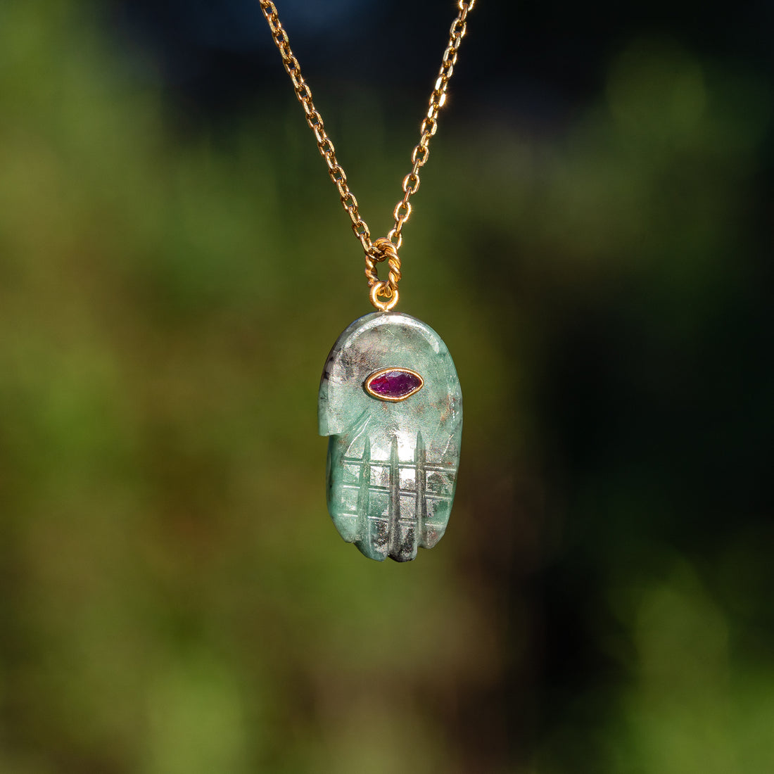 Les pendentifs main  &quot; Nidhih &quot; en Émeraude, zirconium et argent 925 plaqué or de env 32 mm ( à l&