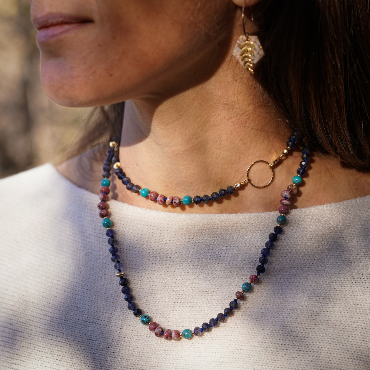 Collier long modulable en Iolite, Turquoise, Thulite et gold filled