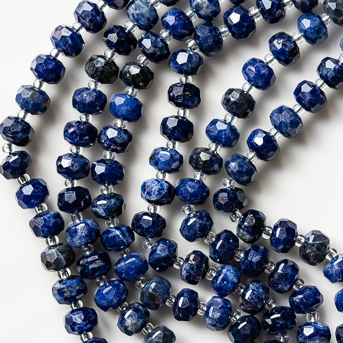 Perles rondelles facettes de Sodalite de 8 x 6 mm ( 1/2 rang de env 23/24 perles )