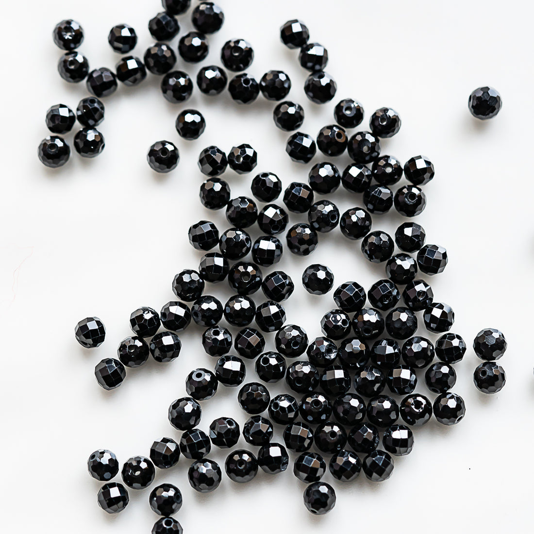 Perles rondes facettes de Spinelle noire de 5 mm ( rang de env 78/80 perles )