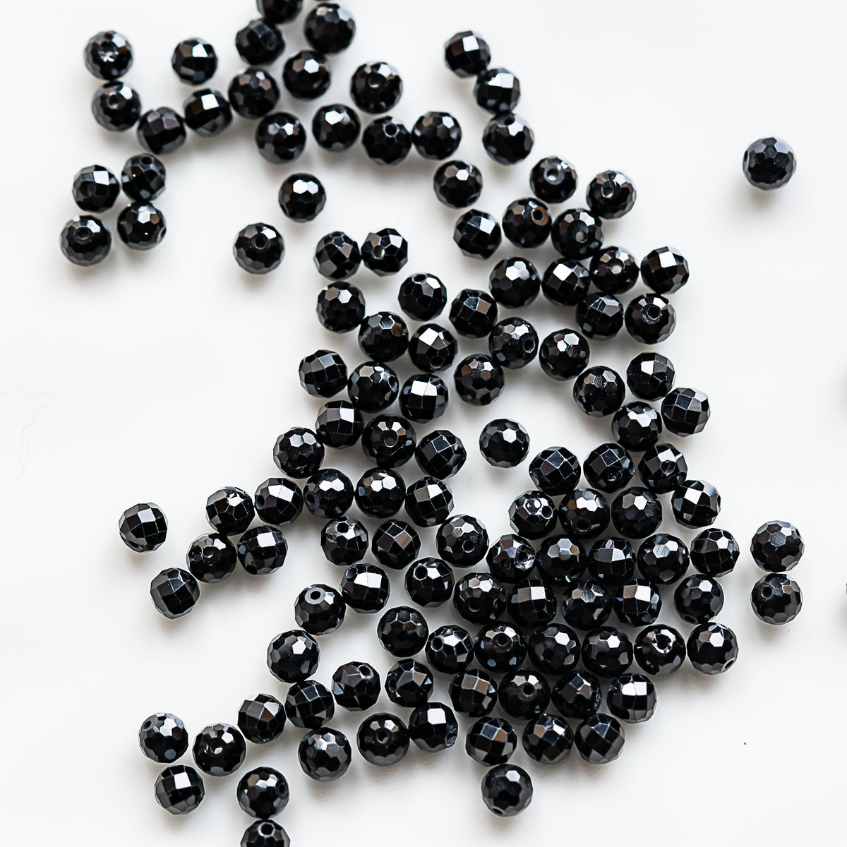Perles rondes facettes de Spinelle noire de 5 ou 5,5 mm ( 1/2 rang de env 42/35 perles )
