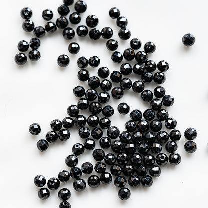 Perles rondes facettes de Spinelle noire de 5 ou 5,5 mm ( 1/2 rang de env 42/35 perles )