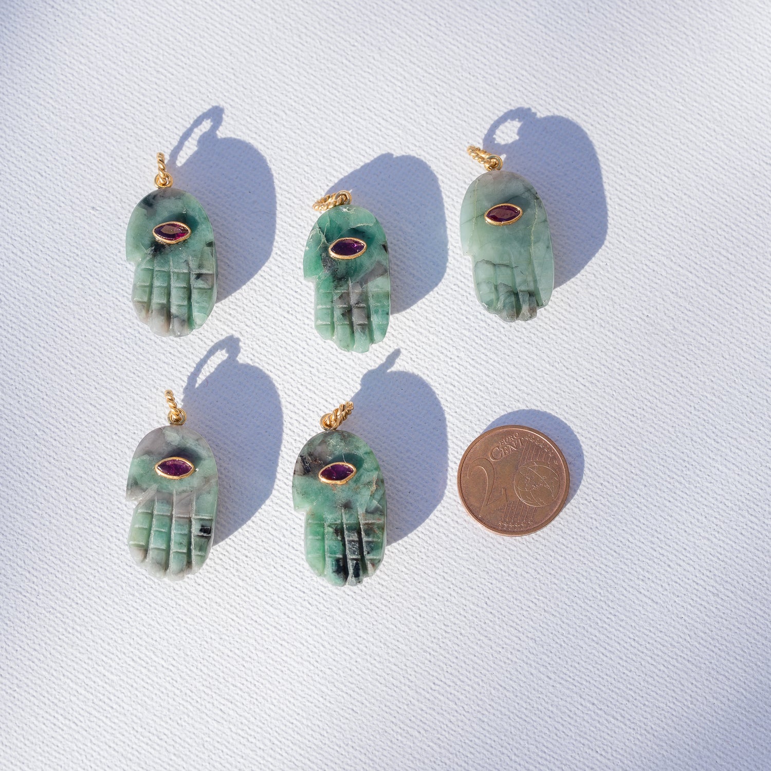 Les pendentifs main  &quot; Nidhih &quot; en Émeraude, zirconium et argent 925 plaqué or de env 32 mm ( à l&