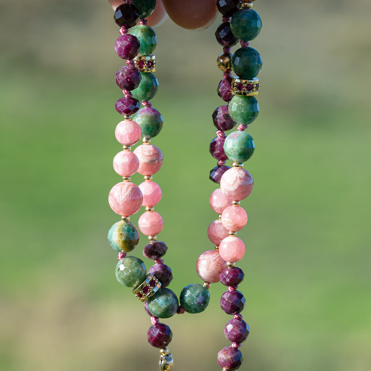 Kit collier noué " love" 🩷 en Rubis, Rhodochrosite et Rubis dans Fuchite, à vous de créer ! ✨