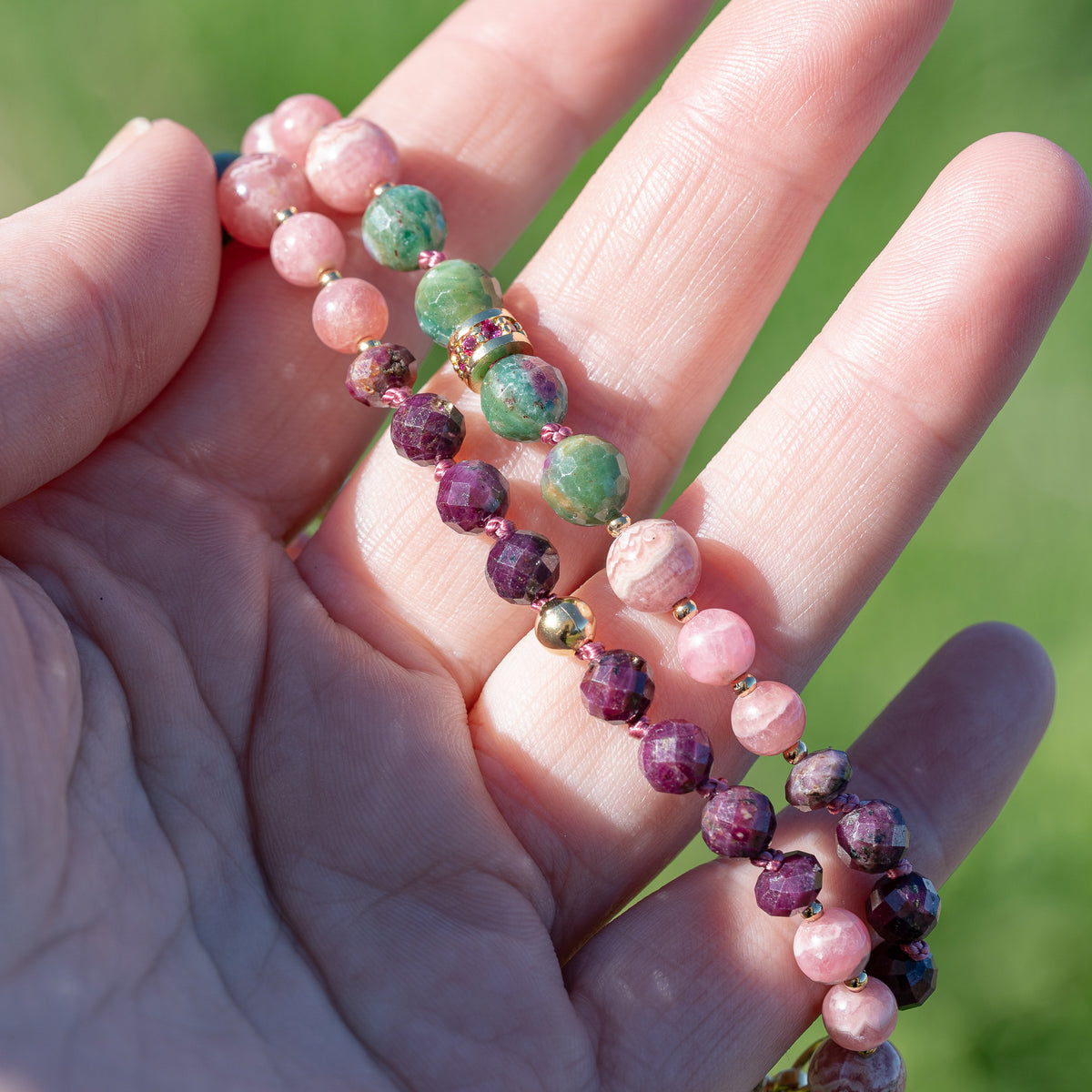 Kit collier noué " love" 🩷 en Rubis, Rhodochrosite et Rubis dans Fuchite, à vous de créer ! ✨