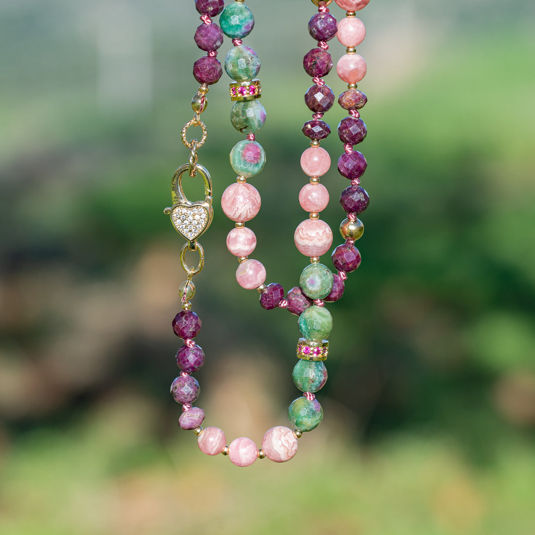 Kit collier noué &quot; love&quot; 🩷 en Rubis, Rhodochrosite et Rubis dans Fuchite, à vous de créer ! ✨