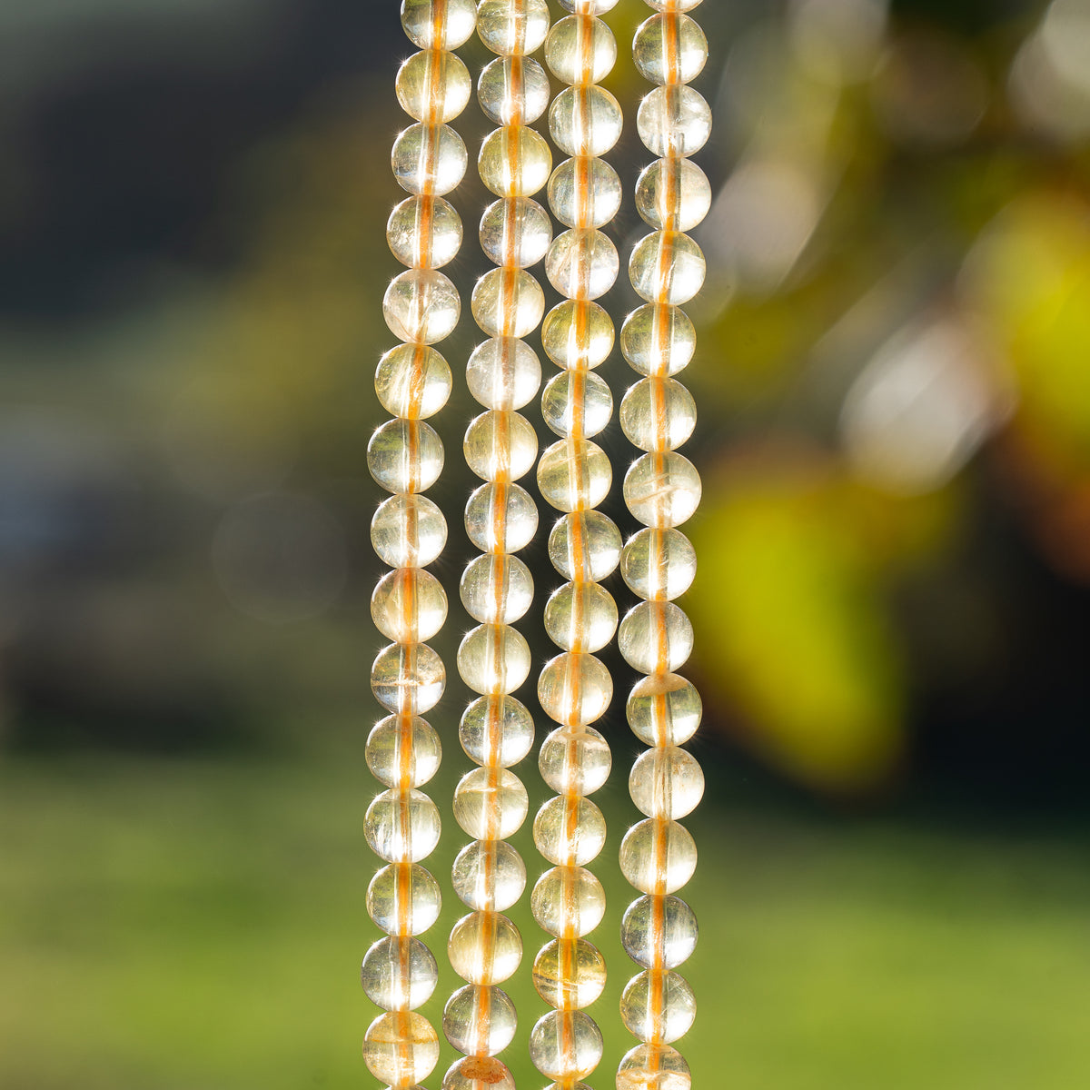 Perles rondes lisses de Fluorite jaune de 6,3 mm ( 1/2 rang de env 32 perles )