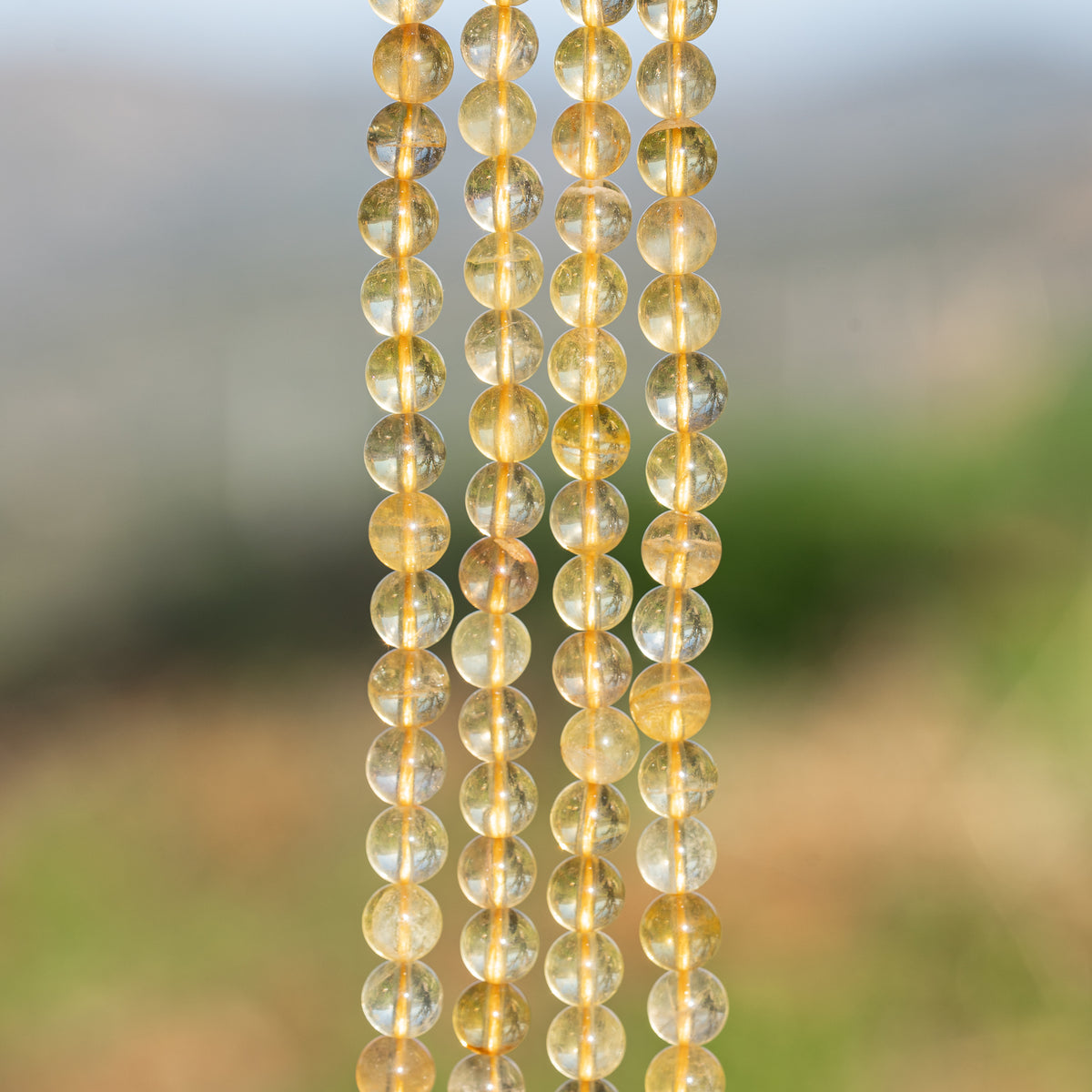 Perles rondes lisses de Fluorite jaune de 6,3 mm ( 1/2 rang de env 32 perles )