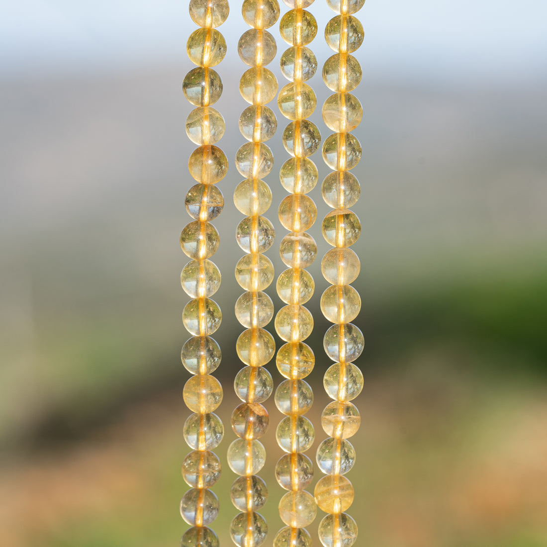 Perles rondes lisses de Fluorite jaune de 6 mm ( 1/2 rang de env 24 perles )