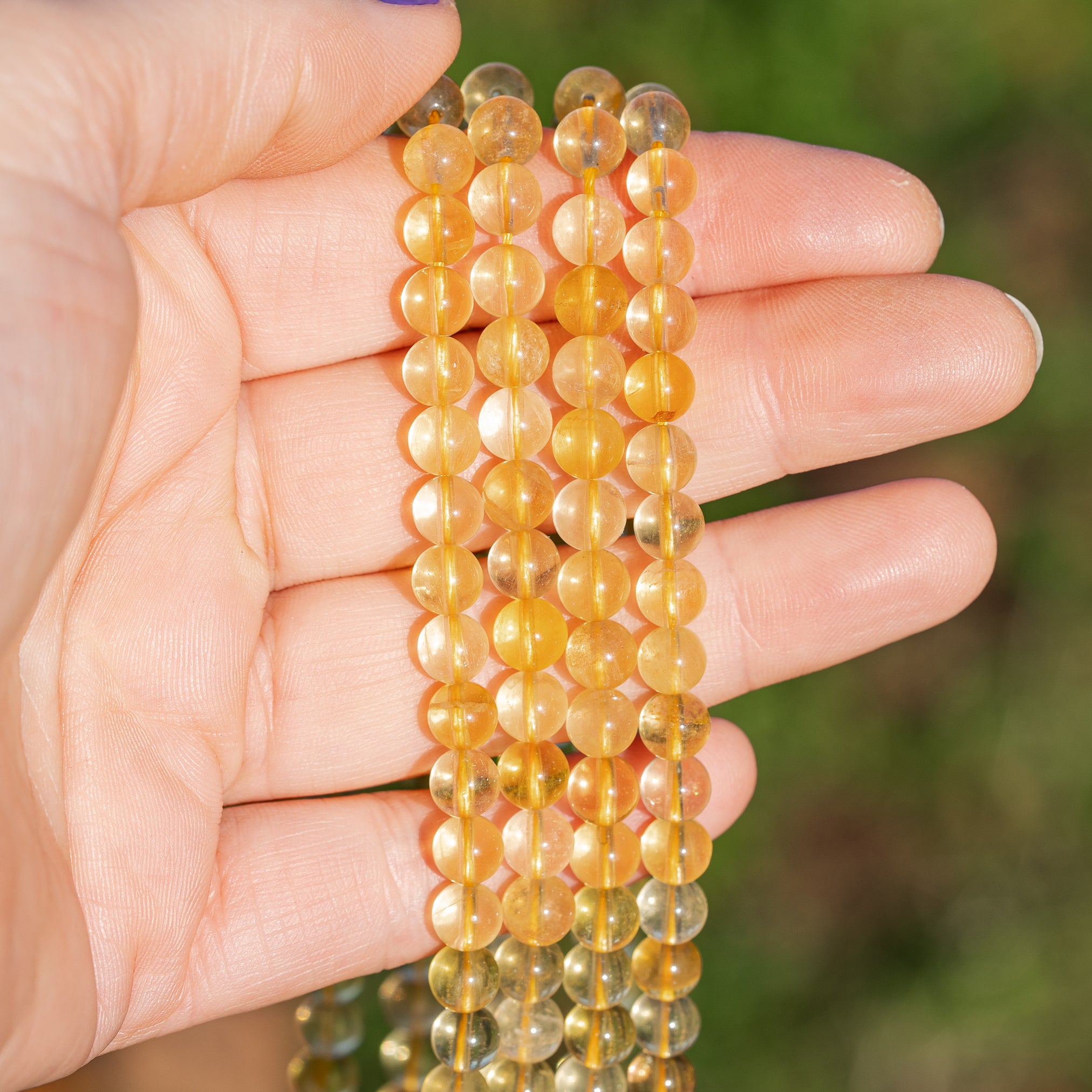 Perles rondes lisses de Fluorite jaune de 6 mm ( 1/2 rang de env 24 perles )