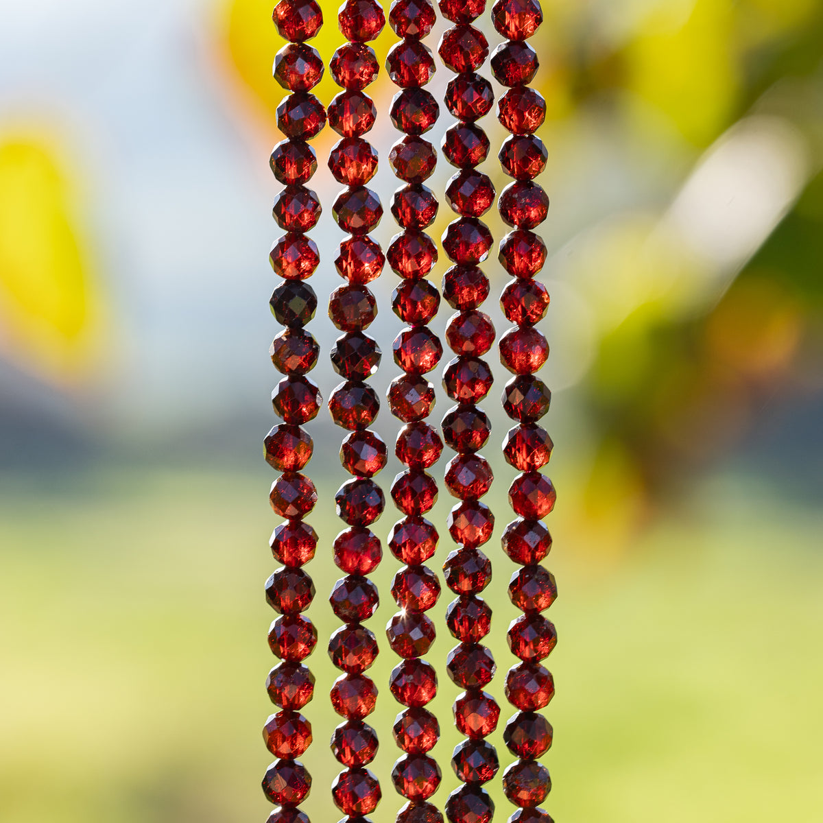 Perles rondes facettes de Grenat rouge orangé de 5,5 mm ( 1/2 rang de env 36 perles )