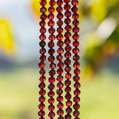 Perles rondes facettes de Grenat rouge orangé de 5,5 mm ( 1/2 rang de env 36 perles )