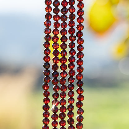 Perles rondes facettes de Grenat rouge orangé de 5,5 mm ( 1/2 rang de env 36 perles )
