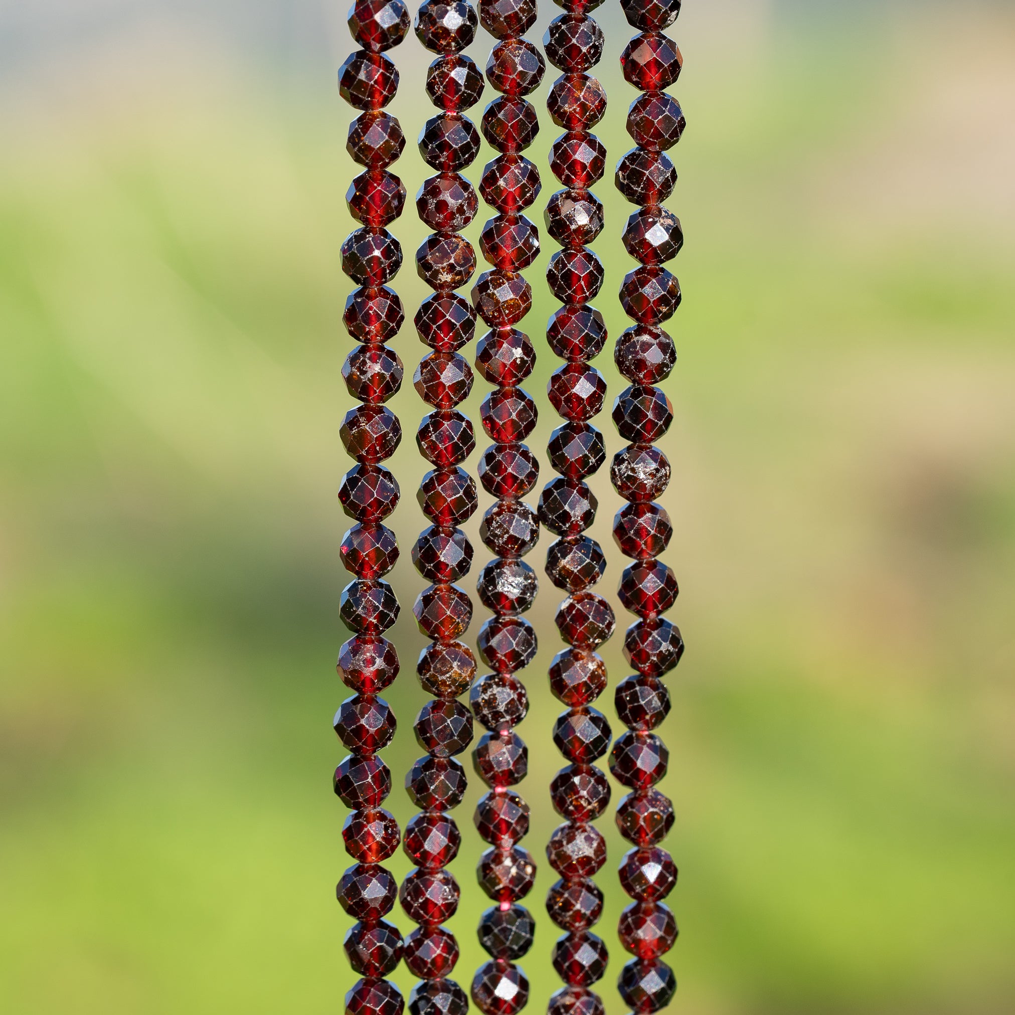 Perles rondes facettes de Grenat rouge orangé de 5,5 mm ( 1/2 rang de env 36 perles )