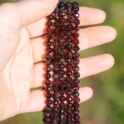 Perles rondes facettes de Grenat rouge orangé de 5,5 mm ( 1/2 rang de env 36 perles )