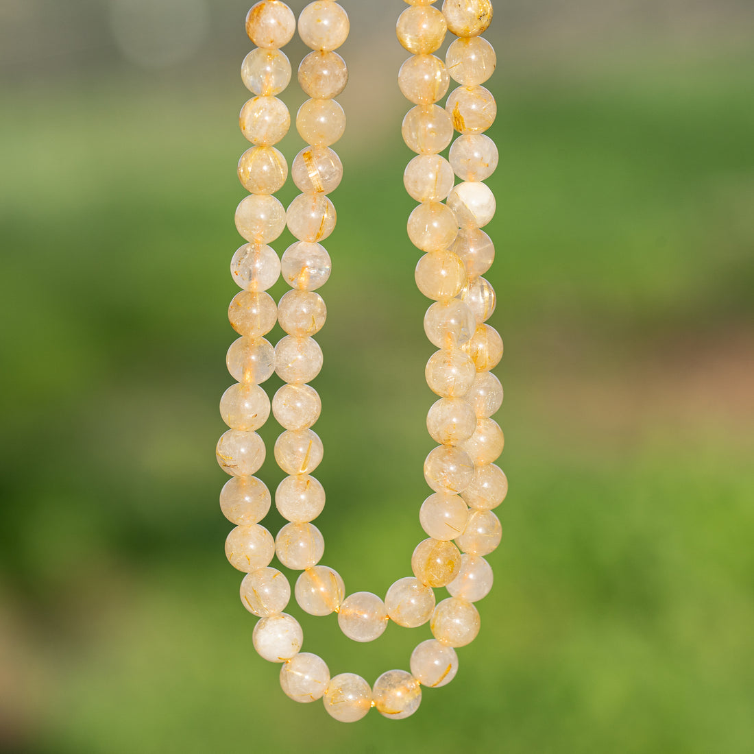 Perles rondes lisses de Quartz Rutile de 6,5 mm ( 1/2 rang de env 29/30 perles )