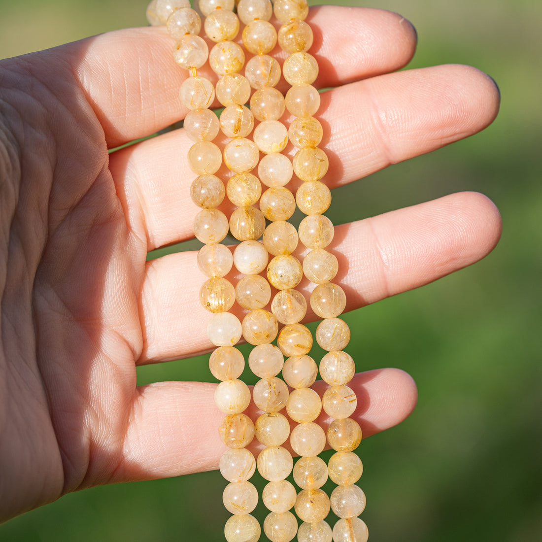 Perles rondes lisses de Quartz Rutile de 6,5 mm ( 1/2 rang de env 29/30 perles )