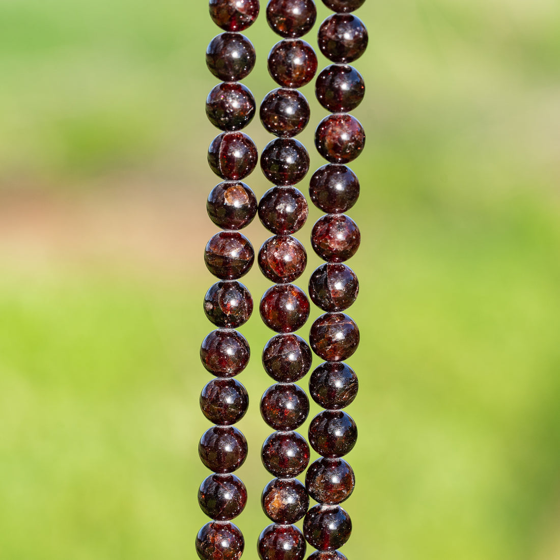 Perles rondes lisses de Grenat almandin de 8 mm ( rang de env 48 perles )