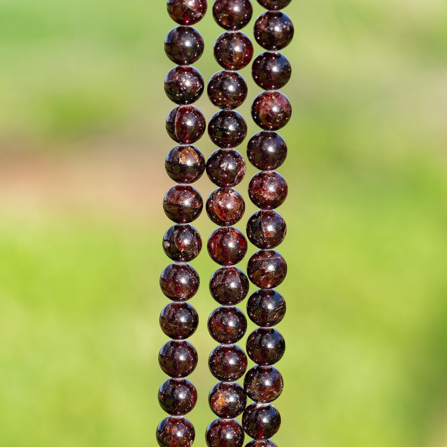 Perles rondes lisses de Grenat almandin de 8 mm ( rang de env 48 perles )