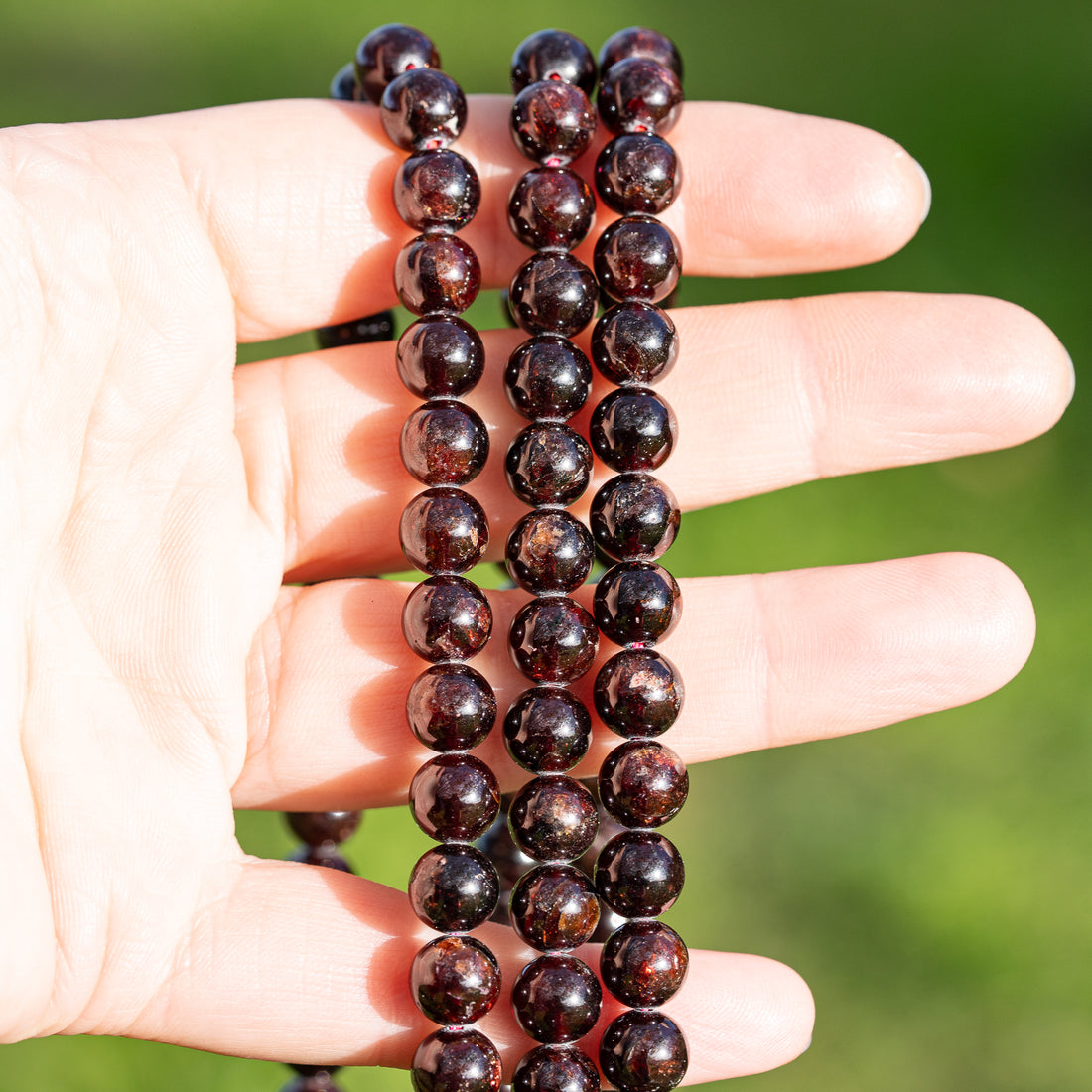 Perles rondes lisses de Grenat almandin de 8 mm ( rang de env 48 perles )