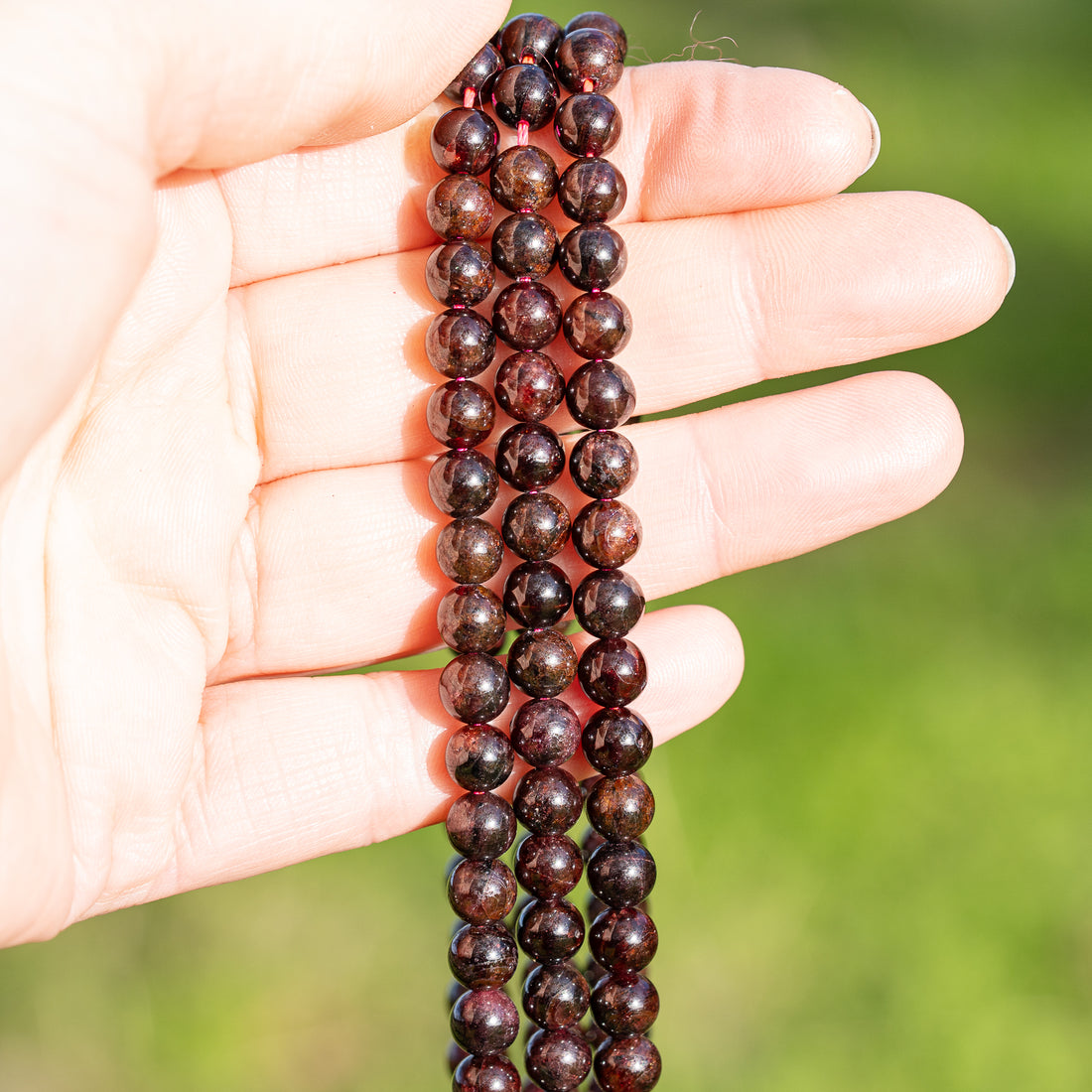 Perles rondes lisses de Grenat almandin de 6,5 mm ( rang de env 60 perles )