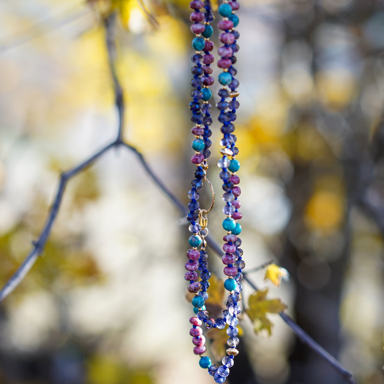 Collier long modulable en Iolite, Turquoise, Thulite et gold filled