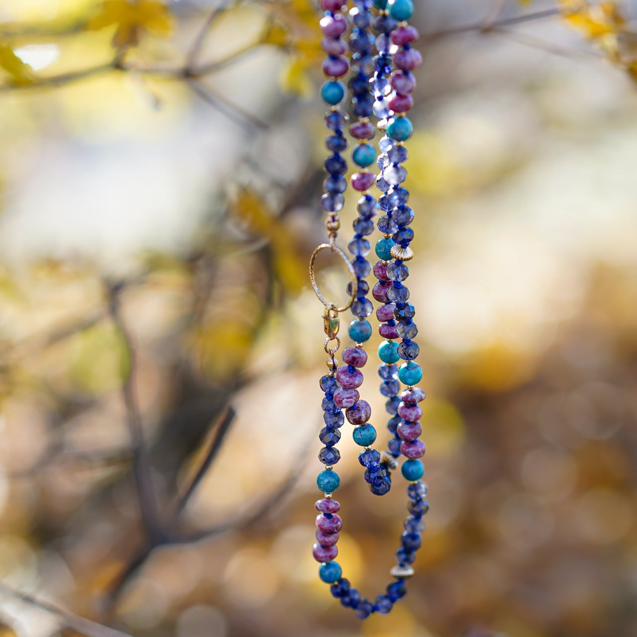 Collier long modulable en Iolite, Turquoise, Thulite et gold filled