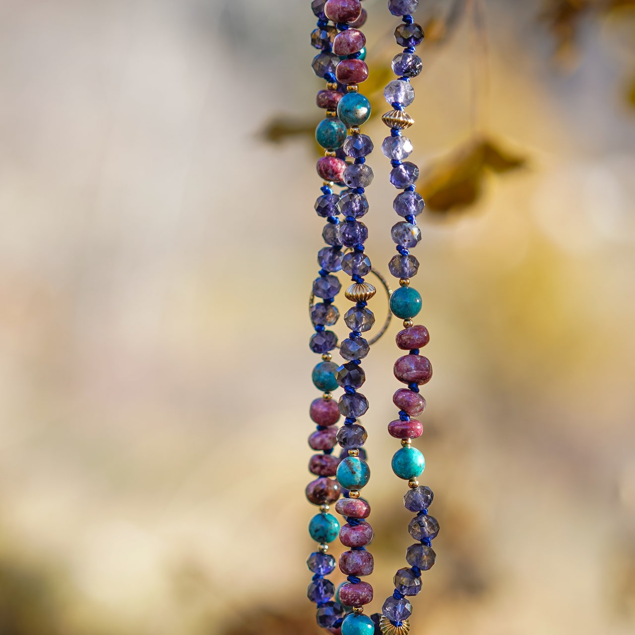 Collier long modulable en Iolite, Turquoise, Thulite et gold filled