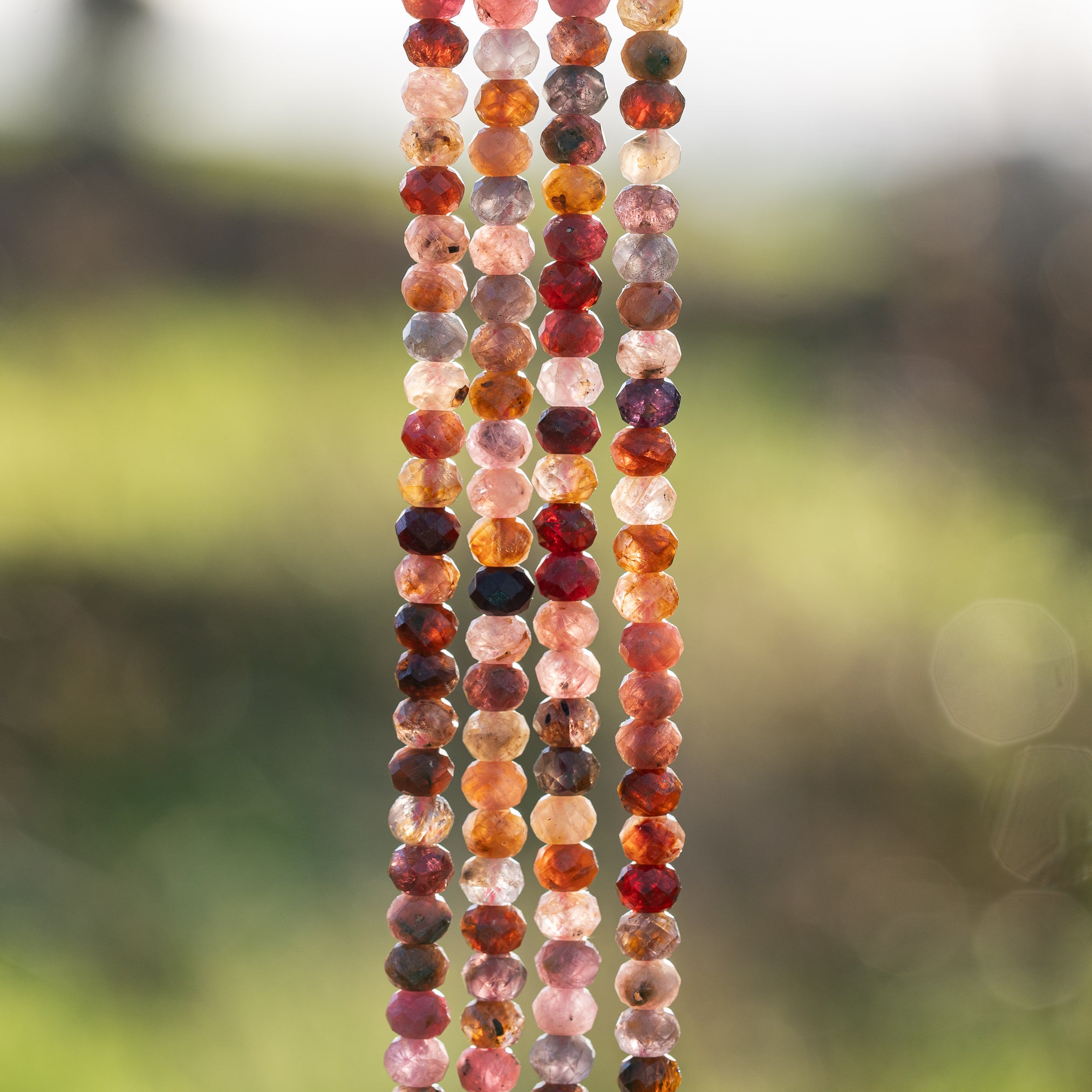 Perles rondelles facettes de Spinelle multicolore de 5,5 mm ( 1/2 rang de env 46 perles )