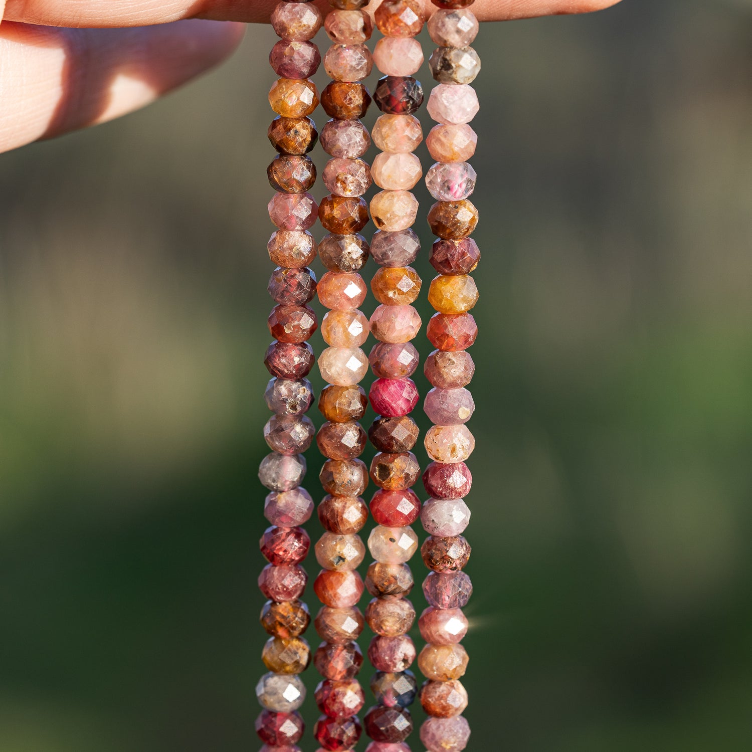 Perles rondelles facettes de Spinelle multicolore de 5,5 mm ( 1/2 rang de env 46 perles )