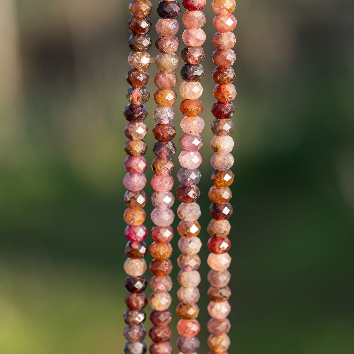 Perles rondelles facettes de Spinelle multicolore de 5,5 mm ( 1/2 rang de env 46 perles )