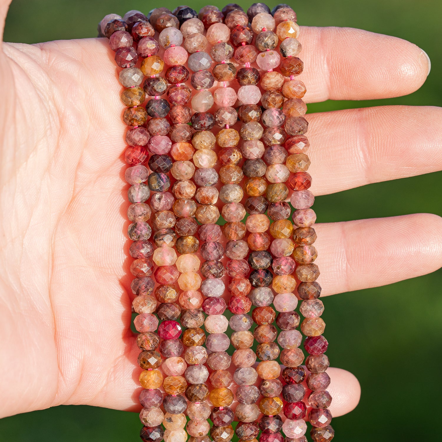 Perles rondelles facettes de Spinelle multicolore de 5,5 mm ( 1/2 rang de env 46 perles )