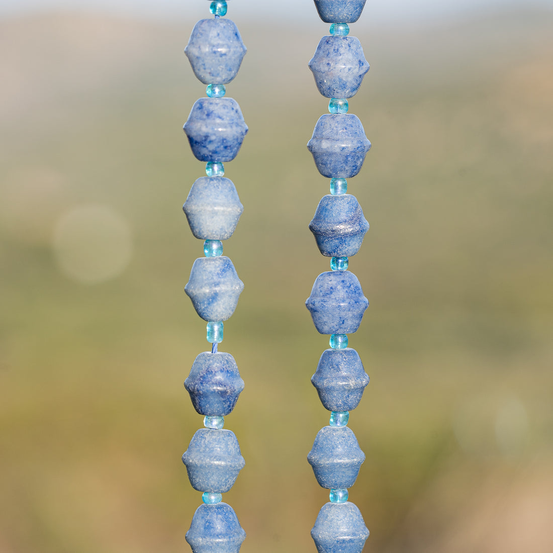 Perles " cloche " en Aventurine bleue de env 10,5 mm ( lot de 2 perles )