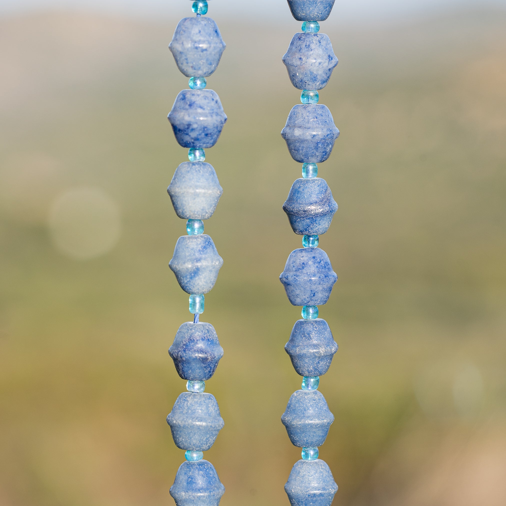 Perles " cloche " en Aventurine bleue de env 10,5 mm ( lot de 2 perles )